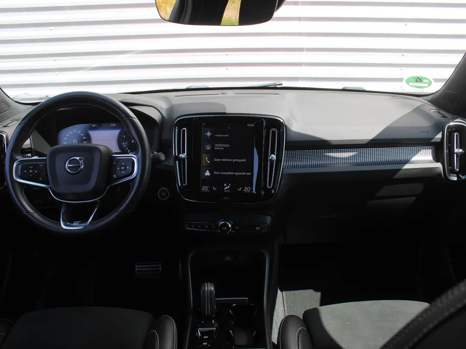 Volvo XC40 2.0 T4 R-Design | Keyless | HK Audio | Adap. Cruise | PDC | Elek. Trekhaak | 19' Velgen | Elek. Kofferklep | Camera | Stoelverwarming |
