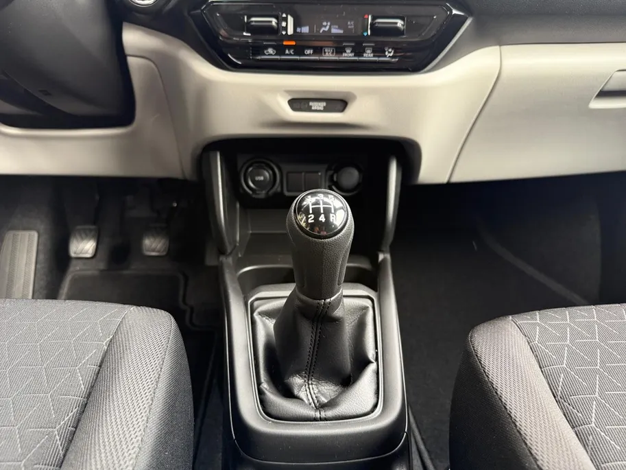 Suzuki Swift 1.2 Comfort Sport | 17 inch | Zwarte logo's | Carbon spiegels | Sharkfin antenne | Carplay | Adapt. Cruise | Navi | Keyless start