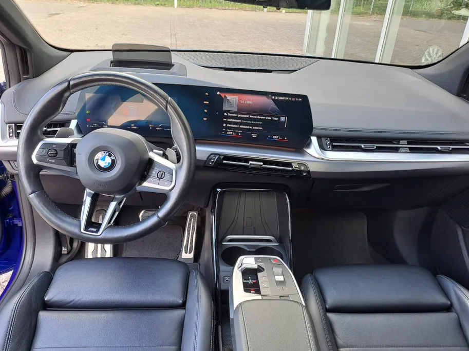 BMW 2 Serie Active Tourer 220i AUTOMAAT | Sensoren | Navigatie | Cruise | 360 Camera | Head-up display | Elektrisch verstelbare stoel | Apple Carplay/Android Auto