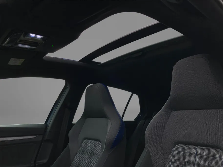 Volkswagen Golf 1.5eHybrid 200kW/272PK GTE Black Style · Panoramadak · Trekhaak · Camera ·  Apple/Android Car Play · Garantie t/m 10-09-2030 of 10000km.