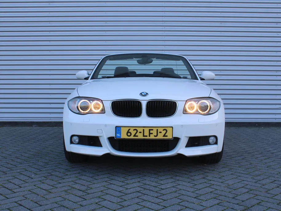 BMW 1 Serie Cabrio 118i Executive | M-Pakket | Stoelverwarming | 17' LM | Windscherm | Parkeersensor v+a | Trekhaak | Navi | Leer | Xenon | Clima |