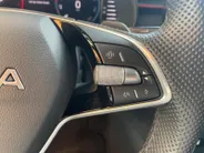 Škoda Kamiq 1.5 TSI Sport Business 150PK AUTOMAAT |Stoelverwarming| Climate control| Cruise Control| Parkeersensoren v+a| Achteruitrijcamera| Sportstoelen| Digitaal dashboard| Super strakke auto!