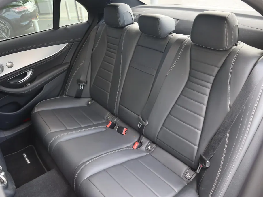Mercedes-Benz E-Klasse 300 e AMG Line l Trekhaak l Panoramadak l Keyless l stoelverwarming