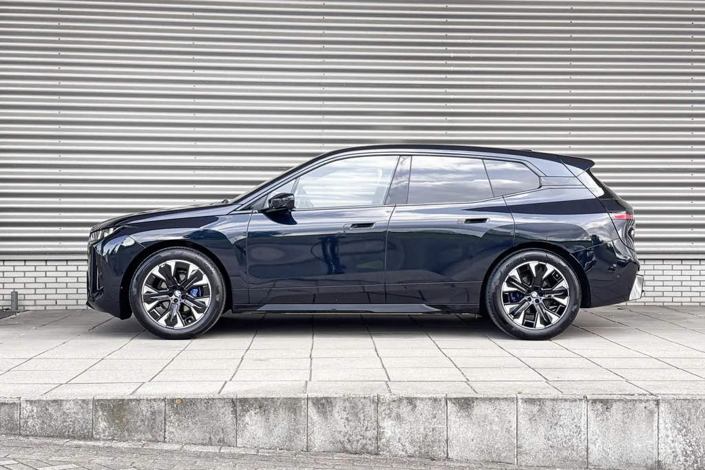 BMW iX xDrive45 101 kWh