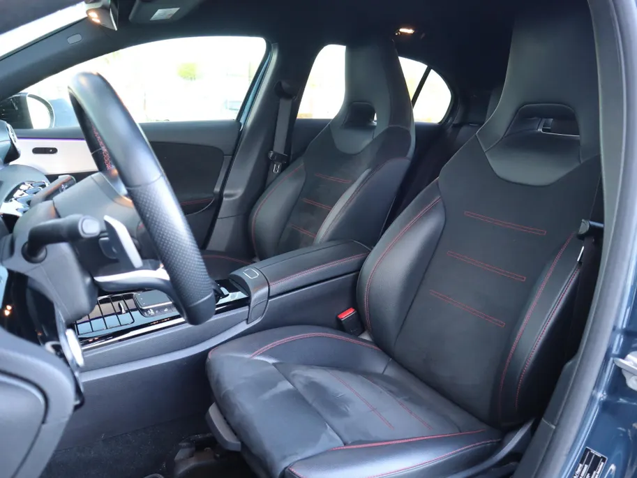 Mercedes-Benz A-Klasse 180 Business Solution AMG l Nightpakket l Achteruitrij camera l AMG Line l Ambiente lichtpakket
