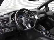Nissan Leaf Tekna 40 kWh | Trekhaak | Stuur-/stoelverwarming | 360 Camera | LED | Dodehoek detectie | Cruise adapt. | 17' LM | Half leer/stof | Navi |
