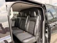 Ford E-Transit Custom L2H1 MS-RT 71 kWh 286 PK Dubbele Cabine UIT VOORRAAD I INKLAPBARE TREKHAAK I DRIVER ASSIST PACK ULTIMATE I DUBBELE ZIJSCHUIFDEUREN I FULL LED-KOPLAMPEN I APPLE CARPLAY / ANDROID AUTO I