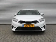 Kia Ceed Sportswagon 1.5 T-GDi DynamicPlusLine | Stoel- & stuurverwarming | Camera | Clima | Cruise adapt. | LED | Navi | Elek. achterklep | 16' LM |