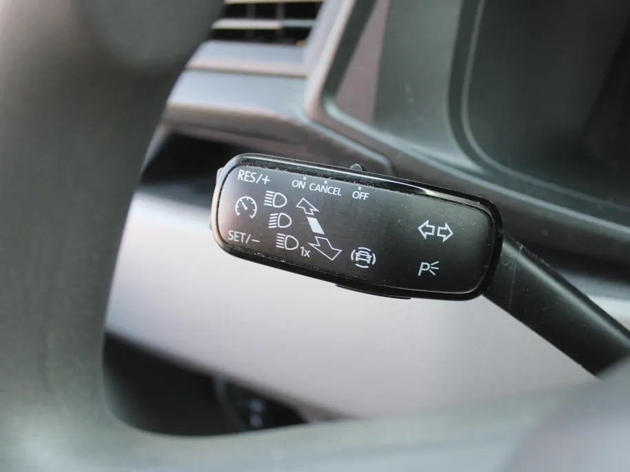 Volkswagen Transporter 2.0 TDI L2H1 28 Comfortline | 3-zits | Airco | Cruise | PDC | Apple Carplay | Android Auto | Volledig betimmerd |