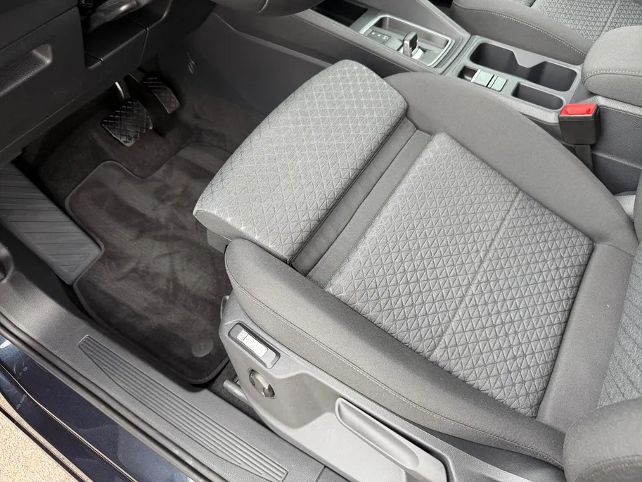 Ford Transit Connect Ford Tourneo Connect PHEV L2 Titanium 7p. | Uit Voorraad Leverbaar | Geel Kenteken | Automaat | Trekhaak | AGR Gecertificeerde Voorstoelen | Achteruitrijcamera | Winter Pakket | Adaptieve Cruise Control