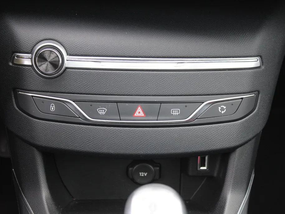 Peugeot 308 1.2 PureTech Allure | Panoramadak | 17” LM | Parkeersensor v+a | Navi | Cruise | Clima | Apple CarPlay/Android Auto |