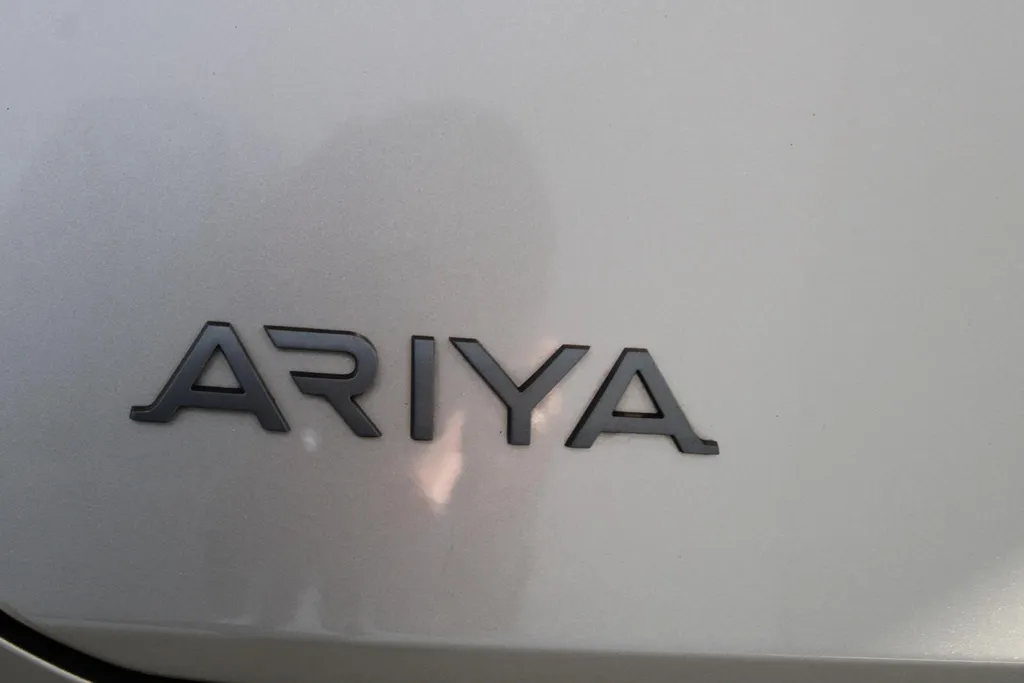 Nissan ARIYA Evolve 66 kWh | 22KW Lader| Afneembare trekhaak| Apple carplpay& Android auto| 360grd Camera| Stoelverwarming en verkoeling| Elektrisch verstelbare stoelen| Luxe bekleding| Dealer onderhouden|