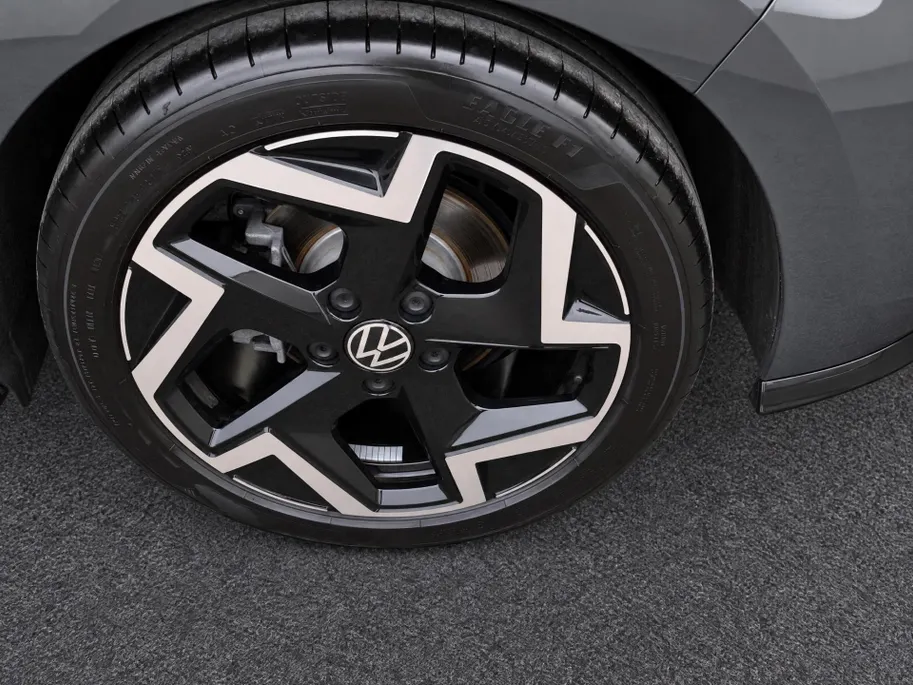 Volkswagen Golf 1.5eTSI/150PK R-Line · Navigatie · Trekhaak · Apple/Android Car Play · Dodehoeksensoren · Stoelverwarming ·  Garantie t/m 08-01-2031 of 100000km.