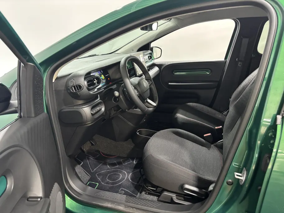 Renault Twingo Urban Range Techno 27.5 kWh Automaat | Demo - Beschikbaar per 01-10-2026 | Armsteun | Camera | Parkeersensoren | Climate Control | Full LED | Adaptive Cruise Control | Navigatie | 18' Lichtmetalen Velgen |