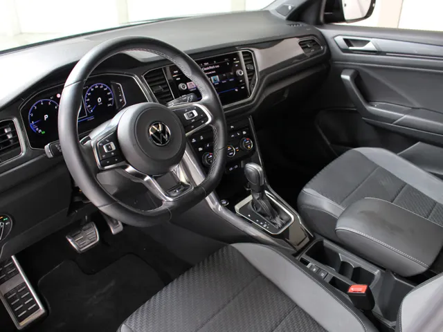 Volkswagen T-Roc 1.5 TSI Sport R-Line DSG Panoramadak | El. Achterklep | Beats Audio | Suzuka 19' Zwart