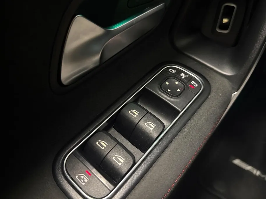 Mercedes-Benz A-Klasse 200 Launch Edition Premium AUTOMAAT AMBIENT LIGHT NAVI AIRCO CAMERA CRUISE CONTROLE AMBIANCE VERLICHTING APPLE CARPLAY ANDRIOD AUTO AMG PAKKET ZEER MOOIE AUTO