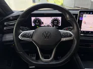 Volkswagen Tiguan 1.5 eTSI R-Line Business | Elektrisch wegklapbare trekhaak | Stoelmassage | Elektrisch bedienbare achterklep | Achteruitrijcamera | Parkeersensoren voor- en achter | Navi | Adaptive cruise control | Sportstoelen