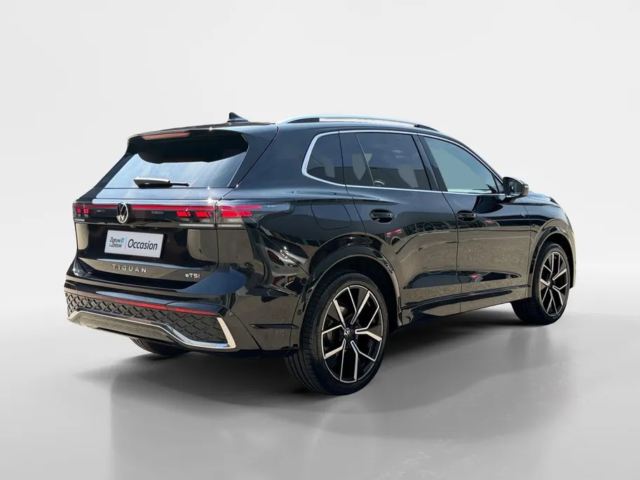 Volkswagen Tiguan 1.5 eTSI R-Line Business | Elektrisch wegklapbare trekhaak | Stoelmassage | Elektrisch bedienbare achterklep | Achteruitrijcamera | Parkeersensoren voor- en achter | Navi | Adaptive cruise control | Sportstoelen