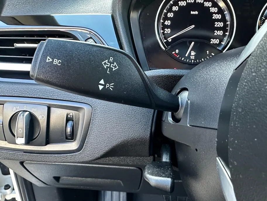 BMW X1 sDrive18i High Executive | Automaat | Head-Up Display | Automatische Achterklep | Panorama Dak | Stoelverwarming | Volledig Lederen Bekleding | Dealer Onderhouden | Camera | 12 Maanden BOVAG Garantie