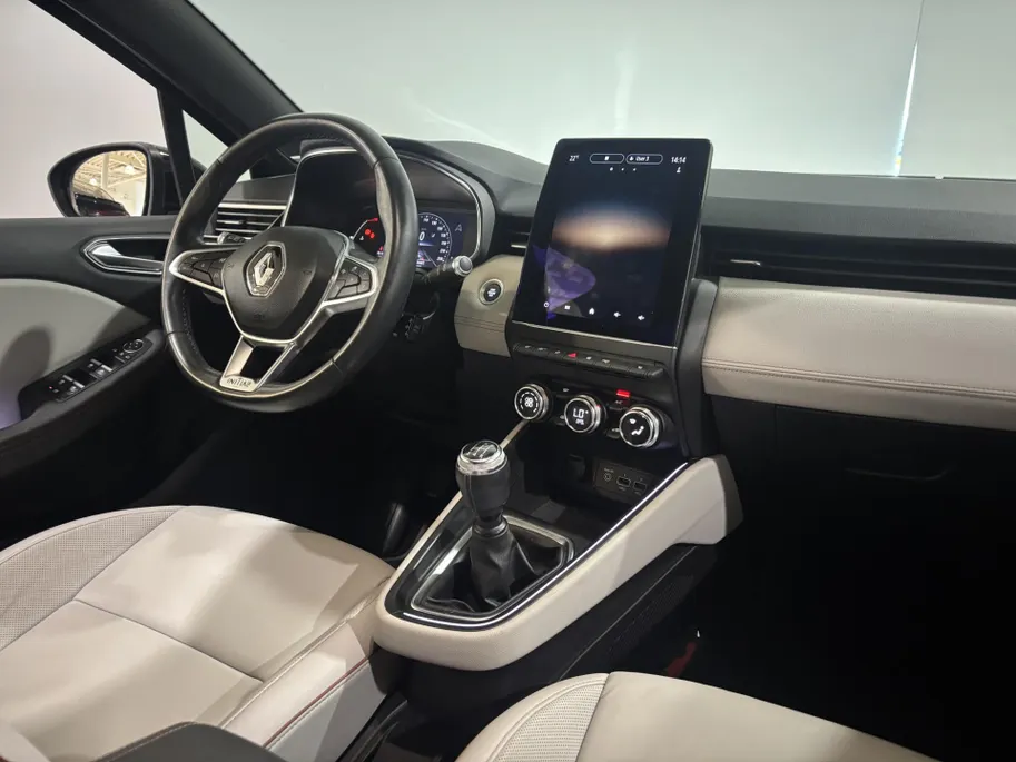 Renault Clio 100PK TCe Initiale Paris | 1e eigenaar | Bose Audio | Wit Leder | Armsteun | Climate Control | Camera | Apple CarPlay/Android Auto | Cruise Control | Lichtemetalen Velgen | Licht & Regen Sensor |