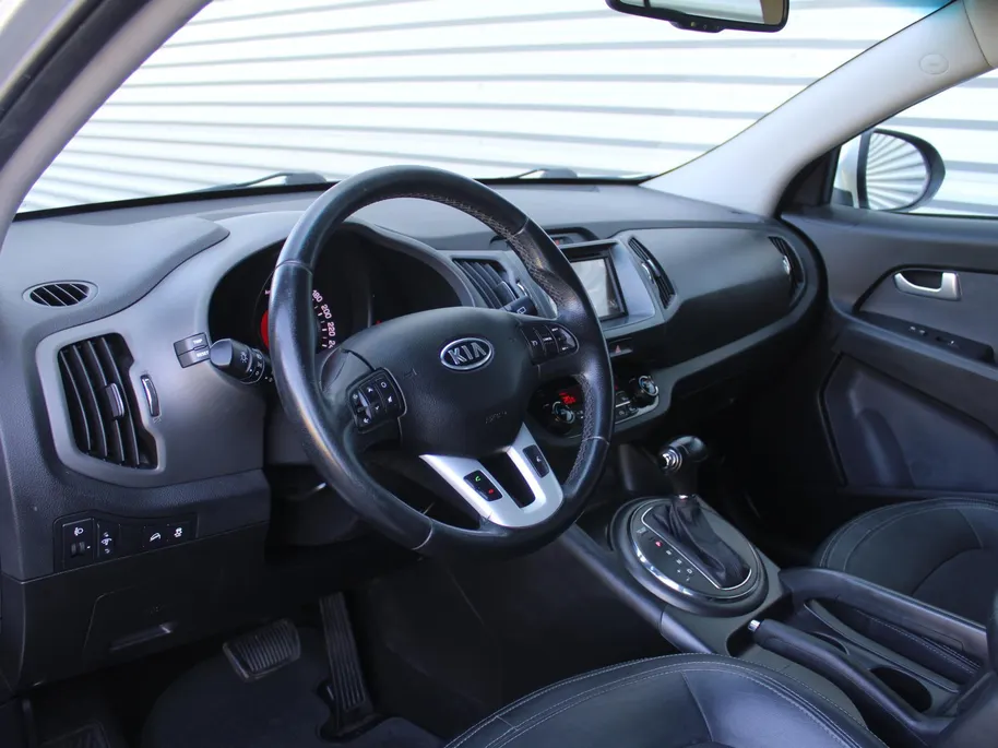 Kia Sportage 2.0 X-ecutive Plus Pack | Trekhaak | 17' LM | Parkeersensor achter | Half leer/stof | Navi Pioneer incl. Apple CarPlay/Android Auto | Cruise | Clima | Automaat |