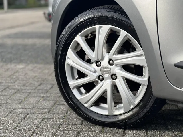 Suzuki Swift 1.2 Select Smart Hybrid | Armsteun | Apple Carplay & Android Auto | 16' LM Velgen | Airco | Dealer onderhouden