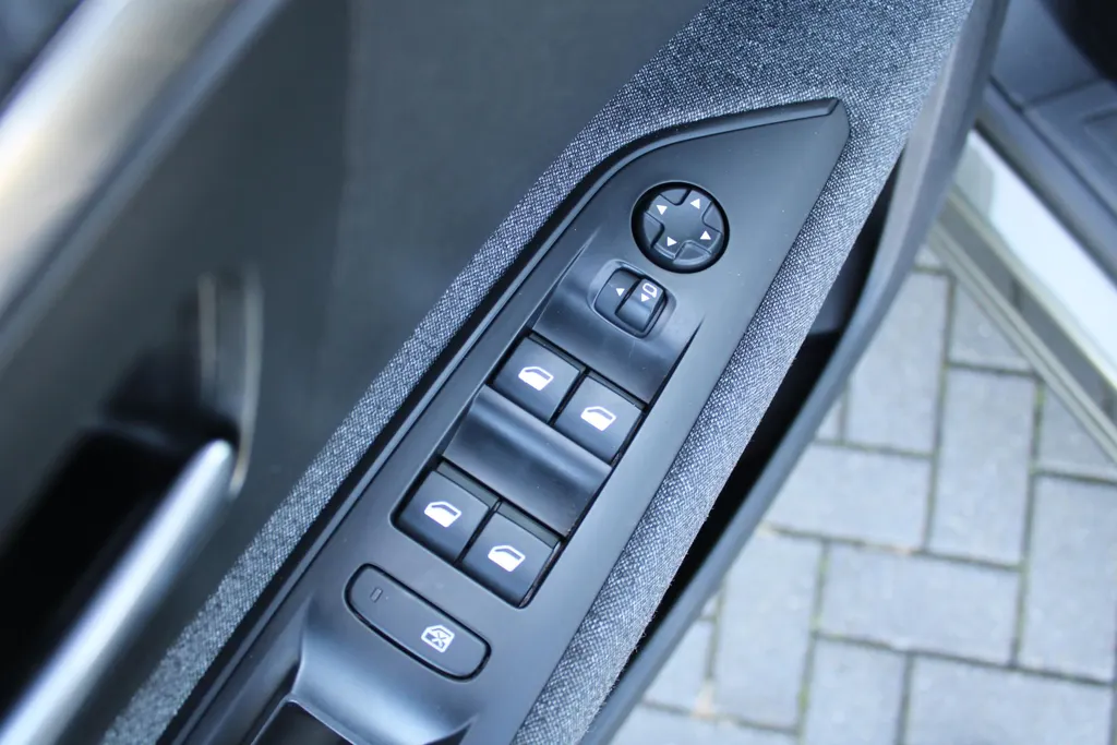 Peugeot 5008 1.2 PureTech Blue Lease Executive | Navi | Airco | 7 zits | Cruise | Camera | 17" LM |