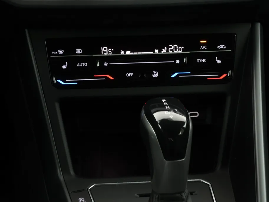 Volkswagen Polo 1.0 TSI 110pk DSG R-Line · Camera · Matrix LED · Stoelverwarming · Apple/Android Car Play · ACC · P-Sensoren · 17'Velgen ·