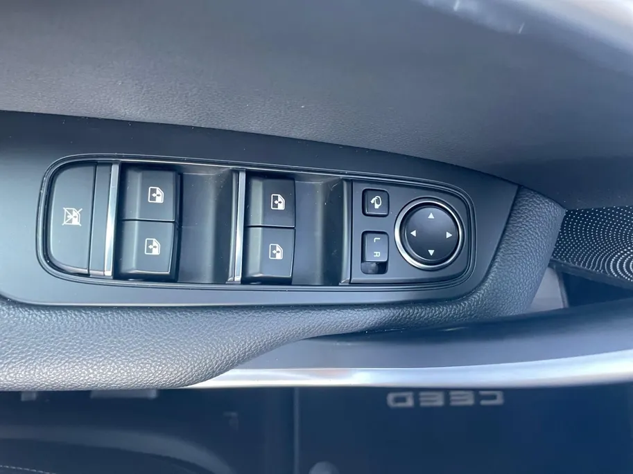 Kia Ceed Sportswagon 1.6 GDI PHEV ExecutiveLine *Automaat*Navi+Camera*Schuif/kanteldak*Climate Control*Adapt. Cruise Control*Stoelverwarming/ventilatie*Elekt. stoel*Elekt. achterklep*Zeer nette auto!