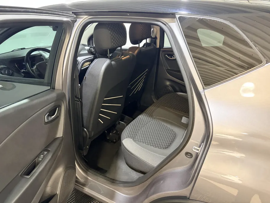Renault Captur 150PK TCe Intens Automaat | 1ste Eigenaar | Trekhaak | 1200kg Trekgewicht | Cruise Control | Climate Control | Navigatie | Camera | Parkeersensoren | Licht & Regen Sensor | Armsteun |