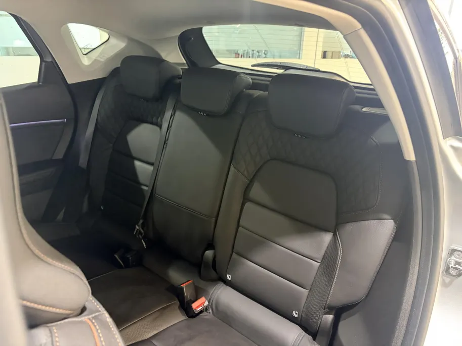 Renault Captur 130PK TCe Initiale Paris Automaat | 360 Camera | Cruise Control Adaptief | Parkeersensoren | Stoel & Stuurwiel Verwarming | Climate Control | Licht & Regen Sensor | Dodehoek Detectie |