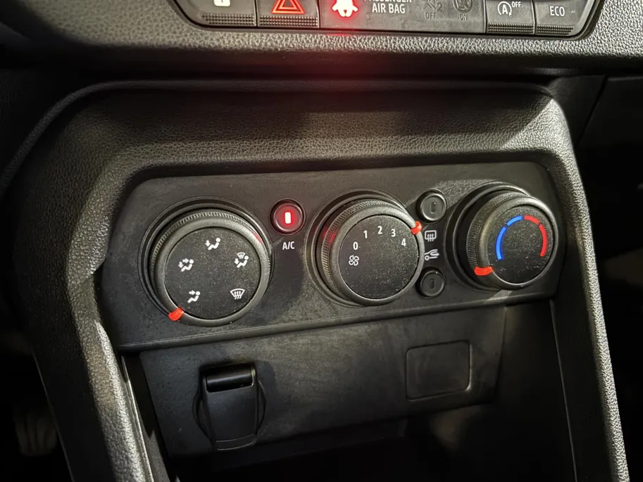 Dacia Sandero 100PK TCe Bi-Fuel Essential | 1e eigenaar | Trekhaak | Airco | Bluetooth | Parkeersensoren | Cruise Control | LED Koplampen | Camera | Lichtmetalen Velgen |