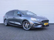 Ford Focus Wagon 1.0 EcoBoost ST Line Business | Stuur-/stoel-/voorruitverwarming | Camera | Clima | Draadloze telefoonlader | 17' LM | Navi |