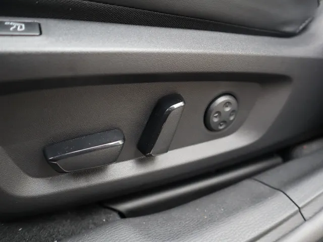 Mitsubishi Outlander 2.4 PHEV Black Edition All Seasons | Yamaha sound