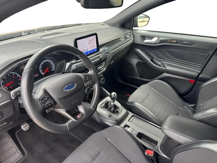 Ford Focus 2.3 EcoBoost ST-3 | 280 PK | Launch control | Recaro stoelen | 19' inch lichtmetalen velgen | Apple carplay & Android auto | Parkeersensor voor en achter | Achteruitrijcamera | Bang & Olufsen audio | Winter pack | Cruise control | Bovag garantie |