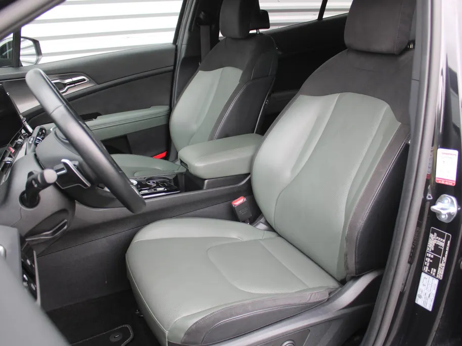 Kia Sportage 1.6 T-GDi Hybrid Dark Edition | Stuur-/stoelverwarming v+a | Camera | Elek. stoelverstelling | 18' LM | Cruise adapt. | Navi | Clima | Half leer/suède |