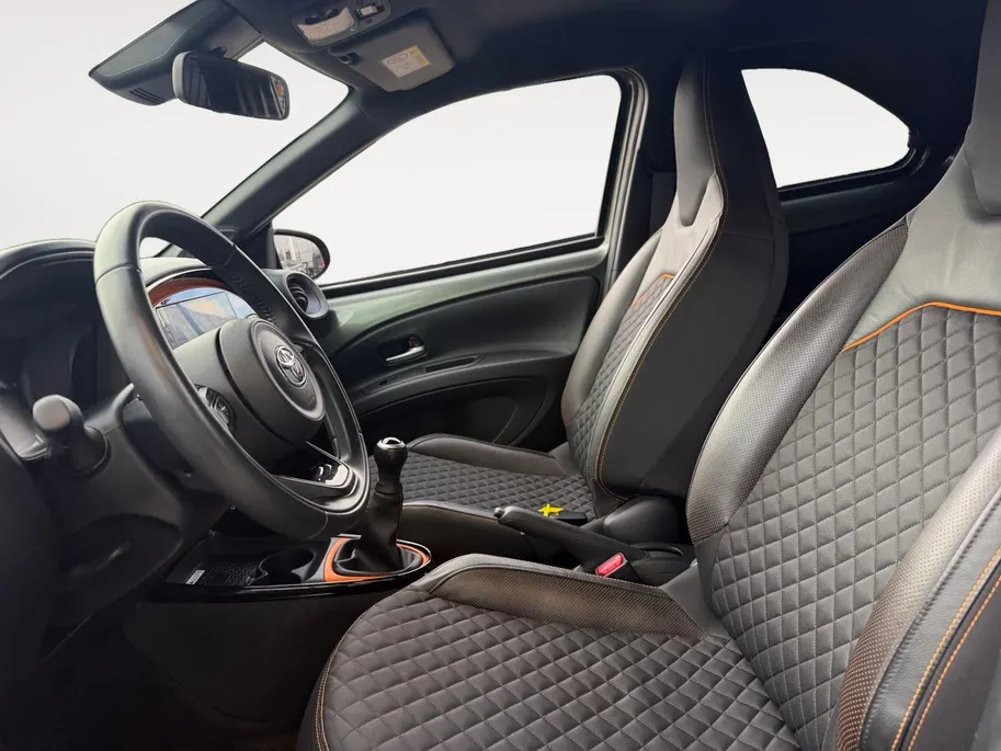 Toyota Aygo X 1.0 VVT-i MT Limited | Apple Carplay & Android Auto | Stoelverwarming | JBL Audio | Camera | Parkeersensoren | LMV | Cruise & Climate Control | Dealer Onderhouden | 12 Maanden BOVAG Garantie