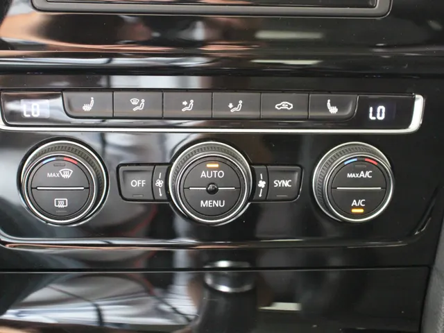 Volkswagen Golf 1.4 TSI Business Edition Connected Navigatie | Camera | Panoramadak | Sportstoelen