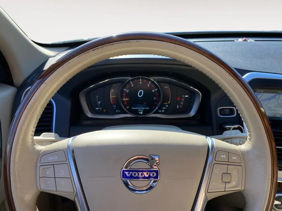 Volvo XC60 2.0 T5 Automaat Summum Luxury Line | Inscription Line | Pano Dak | NL-Auto | NAP | Trekhaak | Memory Seats | 20'| Camera | Stoelverwarming | Cruise Control | Navigatie | etc.