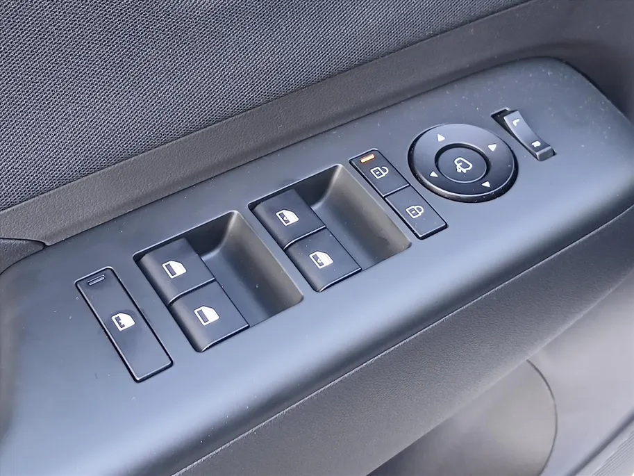 Hyundai Kona 64,8 kWh 204pk Pure Edition + Comfort Pack / DIRECT LEVERBAAR! / Demonstratieauto / 19' velgen!
