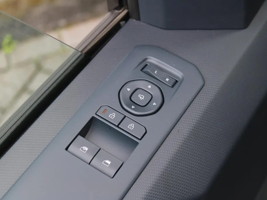 Kia PV5 L2H1 Elite DC 71.2 kWh | Luxe dubbele cabine | Zijwandbekleding | Vloerplaat | Privacy glass | Tot € 2.500 (inruil)voordeel bij aanschaf of 2,99% financiering |