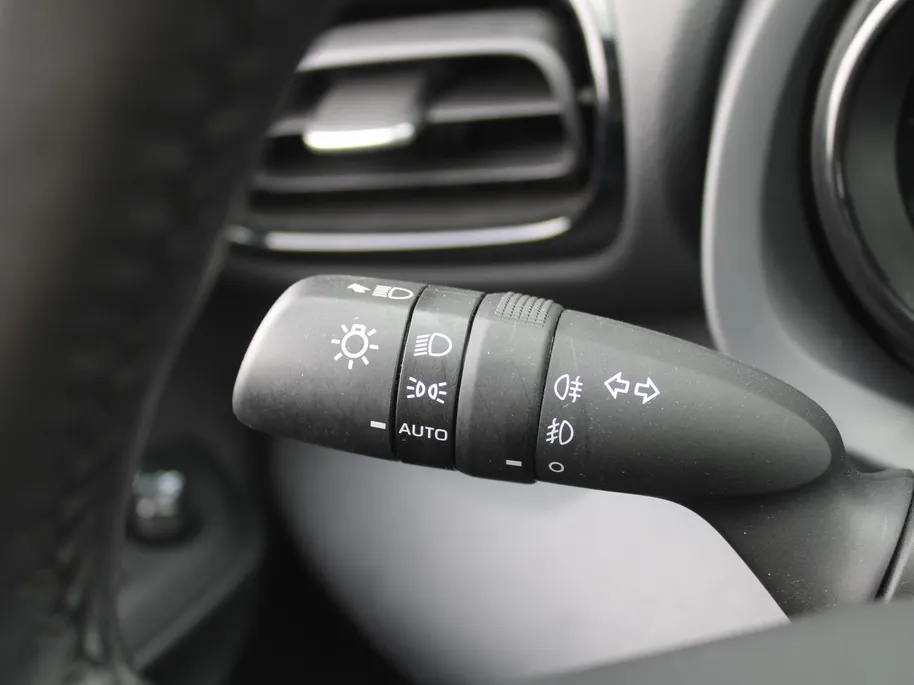 Mazda 2 Hybrid 1.5 Select | 16" LM | Stoel- & stuurverwarming | HUD | Camera | Dodehoek sensor | Clima | Apple Carplay/Android Auto |