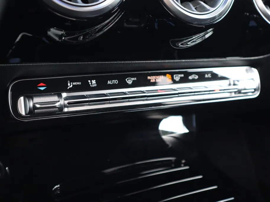 Mercedes-Benz CLA 200 Business Solution AMG l Panoramadak l Stoelverwarming l Ambiente lichtpakket