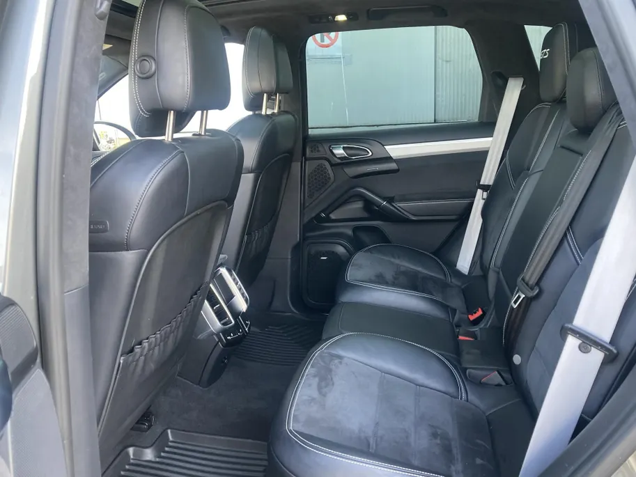 Porsche Cayenne 3.6 GTS 441 pk automaat Panoramadak - Alcantara Leder - Navigatie - Bose Audio - 21inch LM  - volledig onderhouden