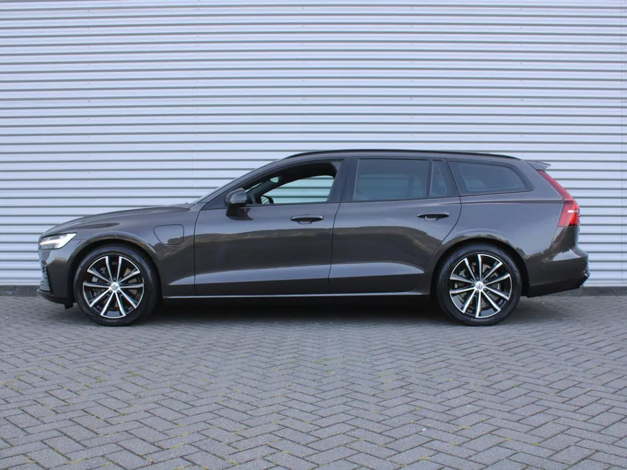 Volvo V60 2.0 T6 Plug-in hybrid AWD Plus Dark | Nappaleder | Trekhaak | HK audio | Schuifdak | Stuur-/stoelverwarming | Adap. Cruise | Dodehoek detectie | Geheugenstoelen | 360 Camera |