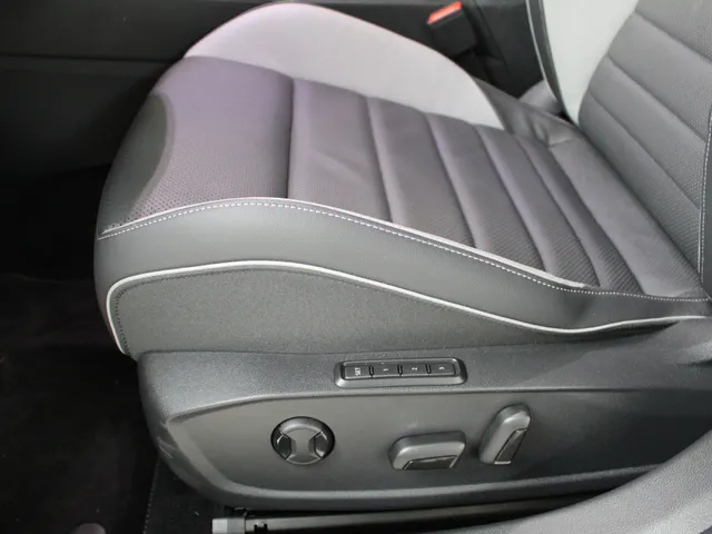 Volkswagen Golf 1.5 GTE 272PK Panoramadak | Trekhaak | 18' Richmond | DCC | Leder | El. stoelverstelling
