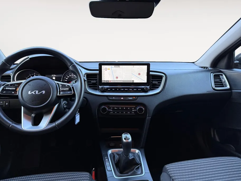 Kia Ceed Sportswagon 1.5 T-GDi DynamicLine 140 PK | Cruise Control Adaptief | Camera | Carplay | Navi | LM Velgen | 140 PK | Fabrieksgarantie 19-8-2031 +3x 1 jaar* | NAP