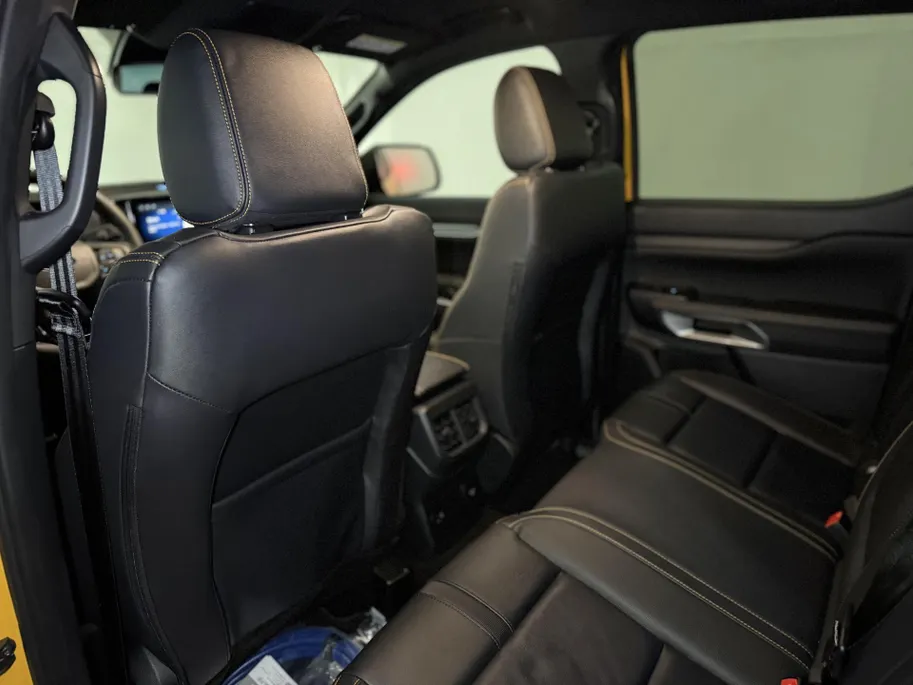 Ford Ranger Wildtrak Double Cab PHEV met o.a. een Elektrisch bedienbare rollertop, Trekhaak, Adaptieve cruise control, Dodehoekdetectie en een Achteruitrijcamera