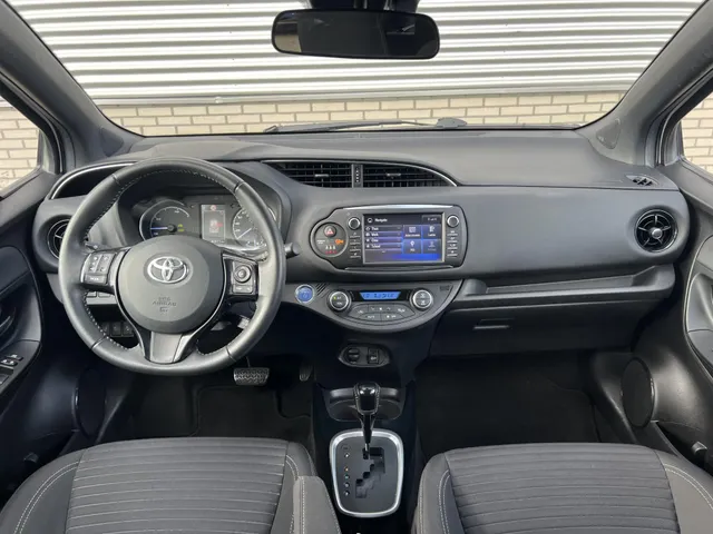 Toyota Yaris 1.5 Hybrid Bi-Tone Automaat | 16' Lichtmetalen Velgen | Climate Control | Elek. Raambediening