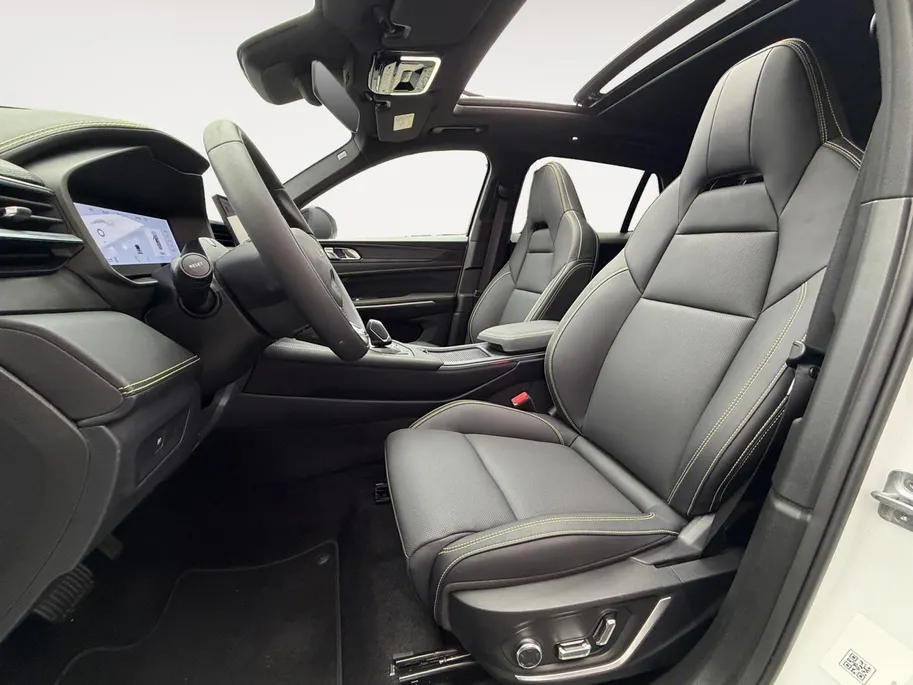 Lynk & Co 01 1.5 More |Schuif-kanteldak| Navigatie| 360 graden camera |Stoel/stuurverwarming| Lederen bekleding|